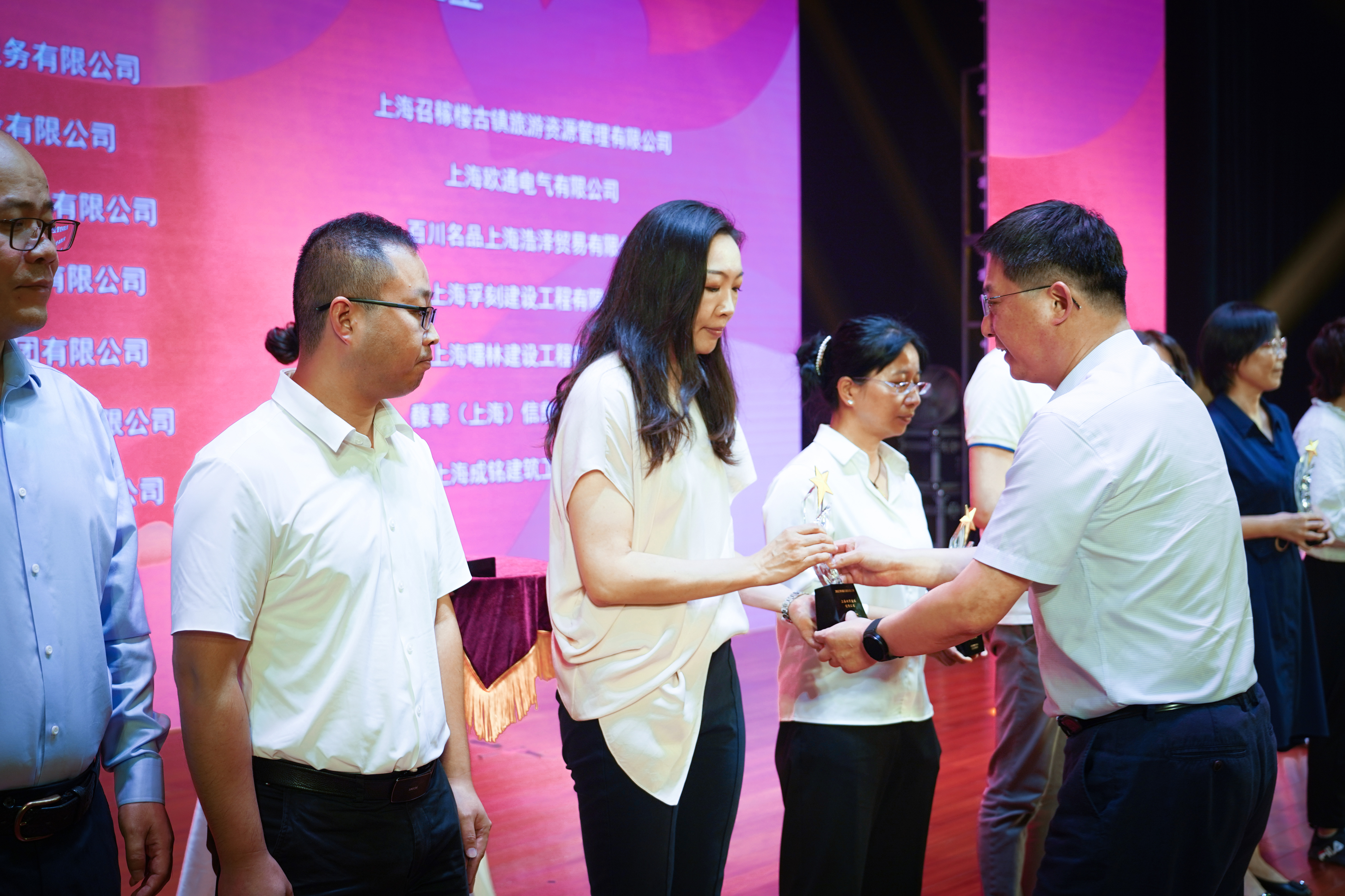 守護(hù)夕陽，為愛而行——神開再次獲得“浦江鎮(zhèn)慈善之星”榮譽稱號(圖2)